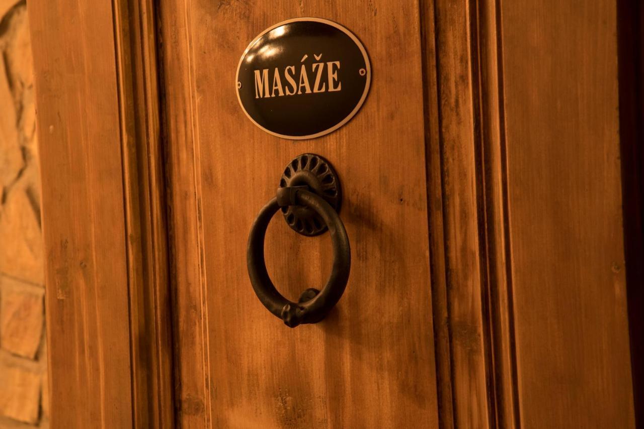 Hotel Na Baste ヤブロネツ・ナド・ニソウ エクステリア 写真